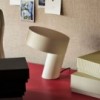 Lámpara de sobremesa Slant de Hay. Diseño de lámparas para salón o estudio.