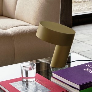 Lámpara de sobremesa Slant de Hay. Diseño de lámparas para salón o estudio.