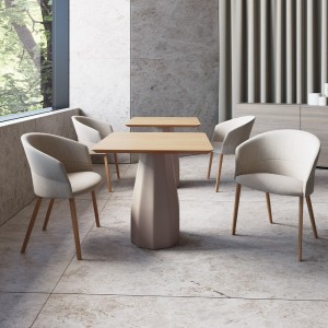 Mesa Burin comedor de Viccarbe. Mobilario de diseño para interiores. Hecha en madera tallada.