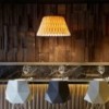 Lámpara de suspensión Lola LZF con un diseño moderno y elegante de madera.
