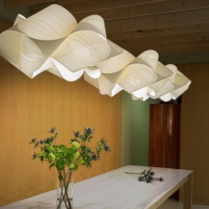 Lámpara suspensión Swirl de Luzifer. Posee forma de remolino, lograda retorciendo una pantalla de madera.