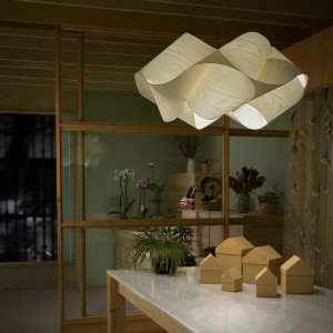 Lámpara suspensión Swirl de Luzifer. Posee forma de remolino, lograda retorciendo una pantalla de madera.