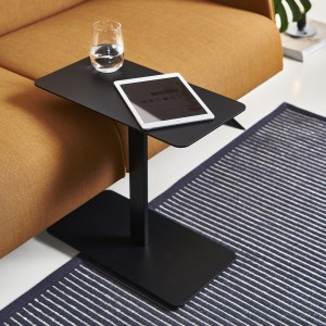 Mesa auxiliar moderna Serra de Viccarbe. Mobilario para contract o salón.
