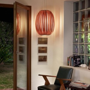 Lámpara suspensión Pod de Luzifer. Pod la luz fresca, realizada en tiras de chapa de madera.