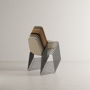 Silla Maarten plástico con base de acero. Mobilario ideal para interiores.