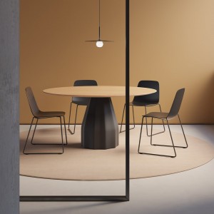 Silla Maarten plástico con base de acero. Mobilario ideal para interiores.