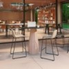 Taburete Maarten con tapizado soft. Mobilario moderno ideal para exteriores.