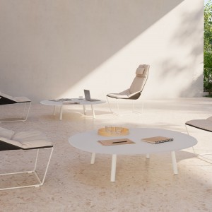Mesa Maarten de centro redonda de Viccarbe. Diseño ideal para exteriores.
