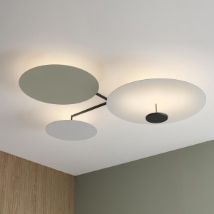 Lámpara techo flat triple de Vibia. Diseño moderno de iluminación para interior.