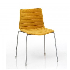 Silla Catifa 46 tapizada patas Arper. Diseño moderno para contract.