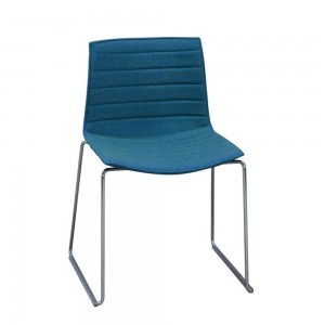 Silla Catifa 46 tapizada patín Arper. Silla de diseño ideal para contract.