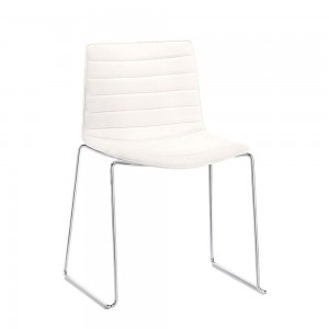 Silla Catifa 46 tapizada patín Arper. Silla de diseño ideal para contract.