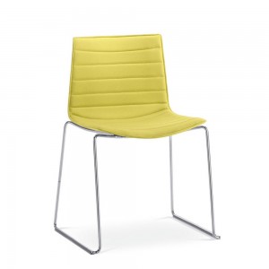 Silla Catifa 46 tapizada patín Arper. Silla de diseño ideal para contract.