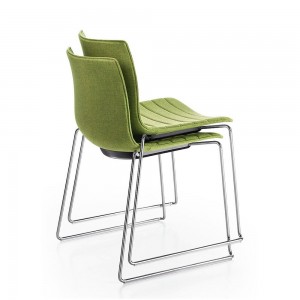 Silla Catifa 46 tapizada patín Arper. Silla de diseño ideal para contract.