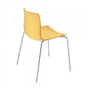 Silla Catifa 46 tapizada patas Arper. Diseño moderno para contract.