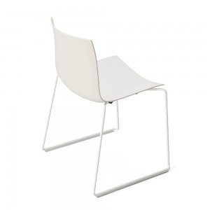 Silla Catifa 46 polipropileno patín Arper. Silla moderna para contract.