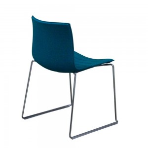 Silla Catifa 46 tapizada patín Arper. Silla de diseño ideal para contract.