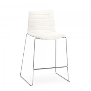 Taburete Catifa 46 tapizado patín Arper. Diseño moderno para contract.