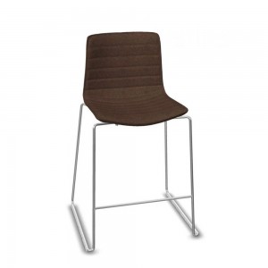 Taburete Catifa 46 tapizado patín Arper. Diseño moderno para contract.