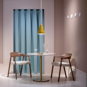 Sillón Héra 2865 de Pedrali. Sillas de diseño de madera con asiento tapizado.