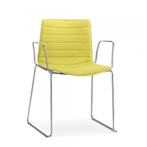 Silla Catifa 46 tapizada patín Arper. Silla de diseño ideal para contract.