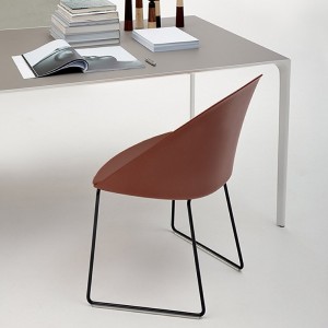 Silla Cila polipropileno patín Arper. Diseño moderno para interiores.