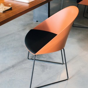 Silla Cila cojín patín Arper. Diseño moderno para interiores.