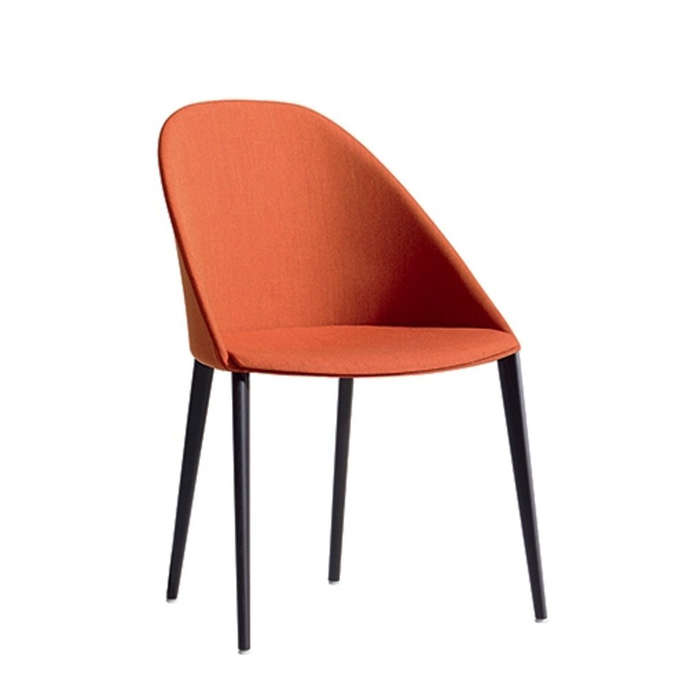 Silla Cila tapizada madera Arper . Diseño moderno para interiores.