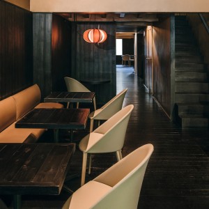 Silla Cila tapizada madera Arper . Diseño moderno para interiores.