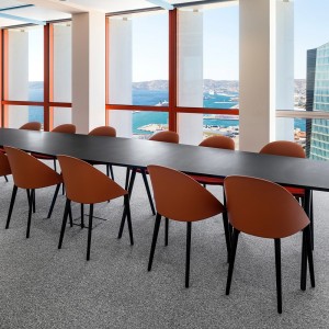 Silla Cila tapizada madera Arper . Diseño moderno para interiores.