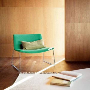 Butaca Catifa 60 Lounge tapizada patín Arper. Ideal para interiores.