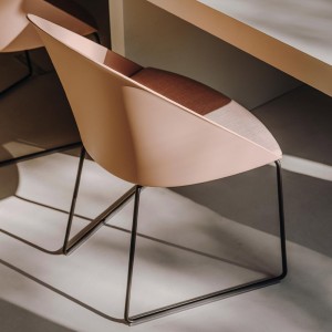Silla Cila cojín patín Arper. Diseño moderno para interiores.