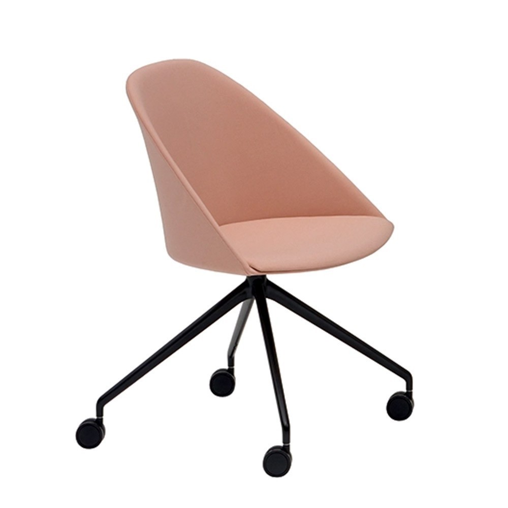 Silla Cila ruedas Arper. Diseño tapizado ideal para interiores.