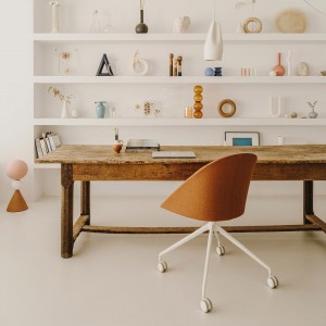 Silla Cila ruedas Arper. Diseño tapizado ideal para interiores.