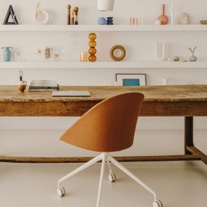 Silla Cila ruedas Arper. Diseño tapizado ideal para interiores.