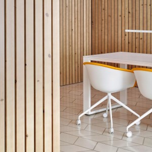 Silla Duna 02 ruedas Arper. Diseño moderno para hogar y contract.