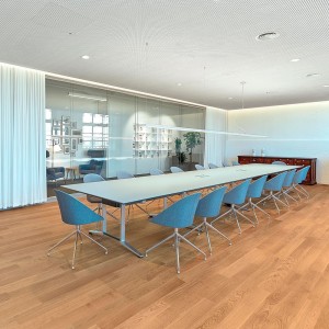 Silla Cila giratoria Arper. Diseño moderno ideal para interiores.