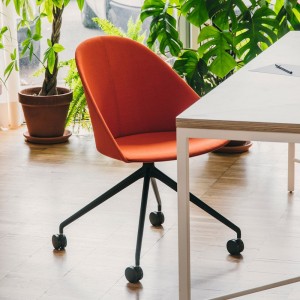 Silla Cila ruedas Arper. Diseño tapizado ideal para interiores.