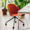 Silla Cila ruedas Arper. Diseño tapizado ideal para interiores.
