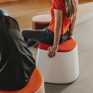 Taburete Cila Go Arper. Diseño moderno tapizado idal para interiores.