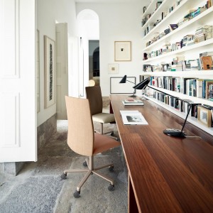 Silla Kinesit Met Arper. Sillas giratorias con ruedas de oficina.