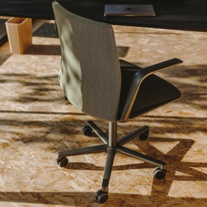 Silla Kinesit Met Arper. Sillas giratorias con ruedas de oficina.