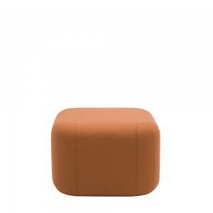 Puff Pix Cubo Outdoor Arper. Diseño tapizado ideal para exteriores.