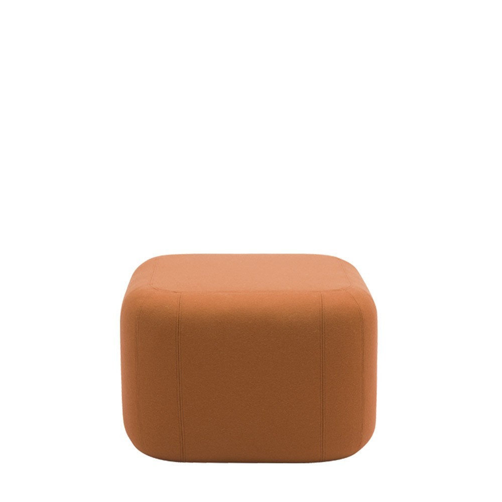 Puff Pix Cubo Outdoor Arper. Diseño tapizado ideal para exteriores.