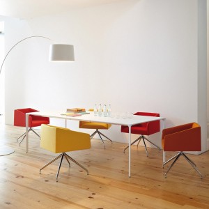 Mesa Nuur rectangular Arper. Mesas de diseño para oficinas y hogar.