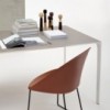 Mesa Nuur rectangular Arper. Mesas de diseño para oficinas y hogar.