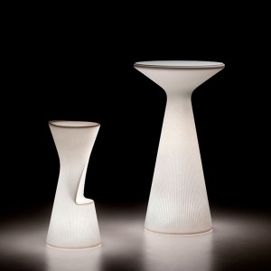Mesa alta exteriores con luz . Colección Fade de Plust Collection.