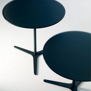 Mesa auxiliar Elica de Bontempi. Complementos de hogar de diseño italiano.