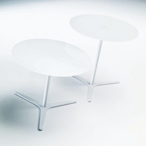 Mesa auxiliar Elica de Bontempi. Complementos de hogar de diseño italiano.