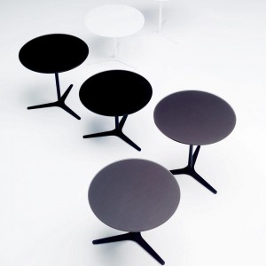 Mesa auxiliar Elica de Bontempi. Complementos de hogar de diseño italiano.